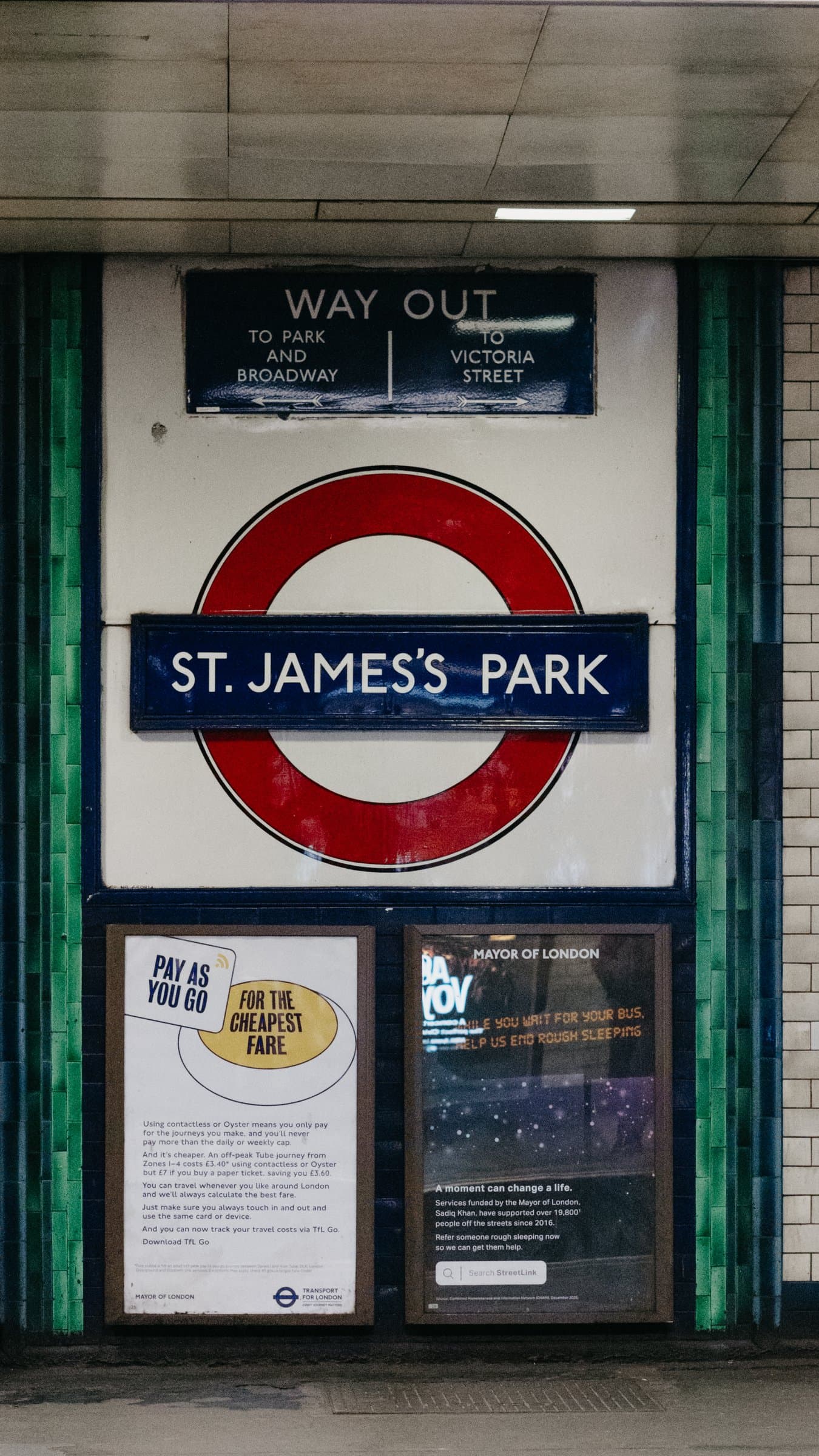 The St James's Park Underground roundel
